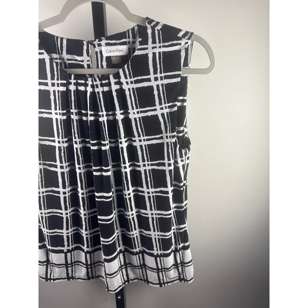 Calvin Klein Sleeveless Top Women L Black White Excellent Pleated Shell Blouse - Picture 3 of 7